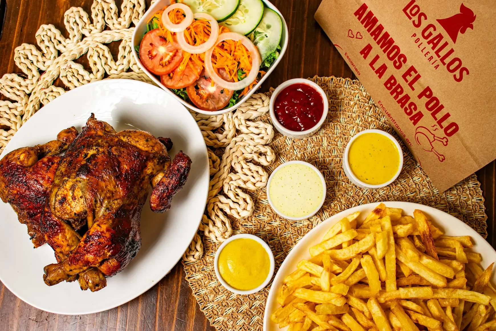 01 Pollo Brasa + Papas + cremas