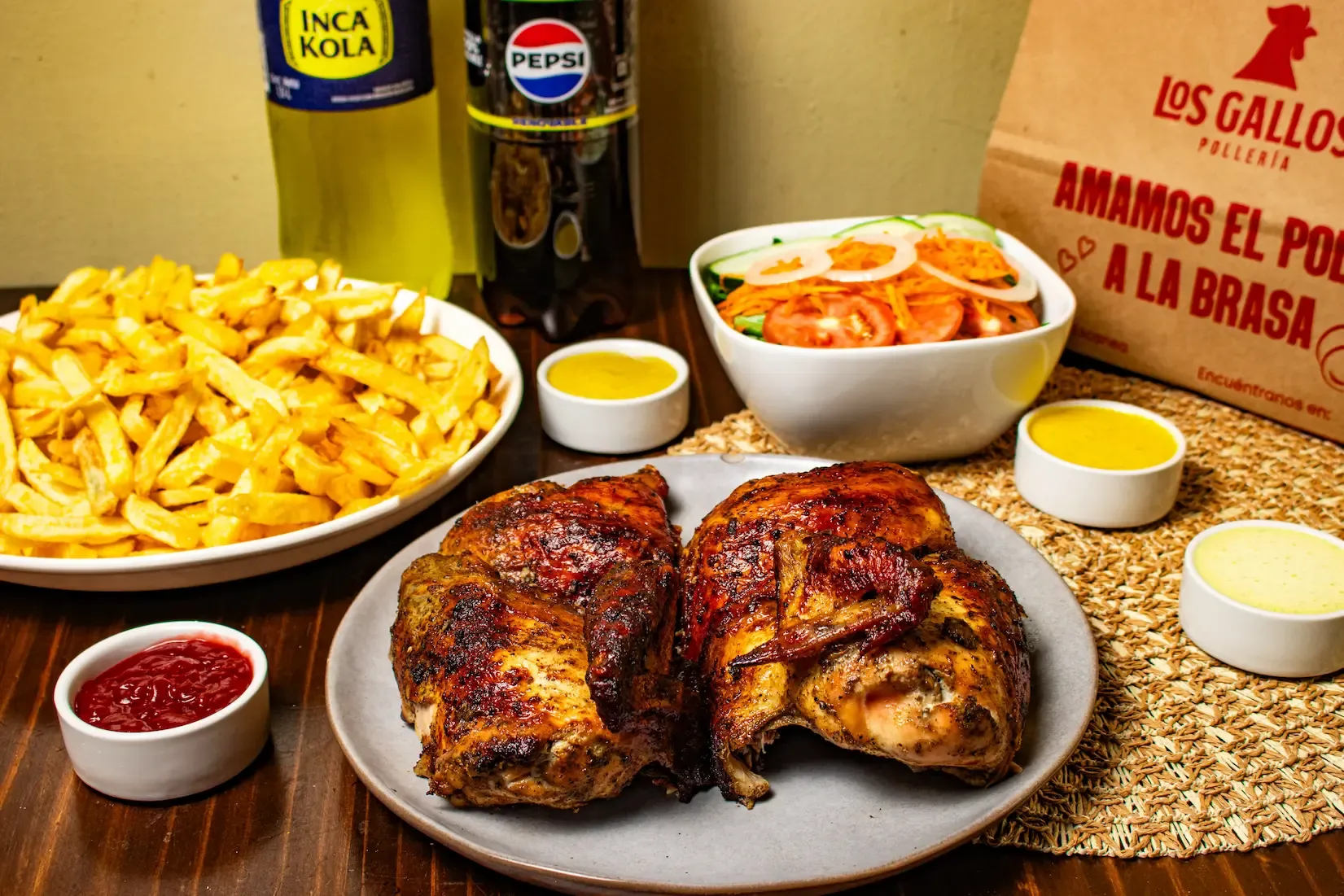 1/2 pollo + papa + ensalada + cremas