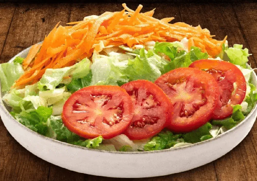 Mix de lechugas + tomate + zanahoria rallada con salsa de la casa.