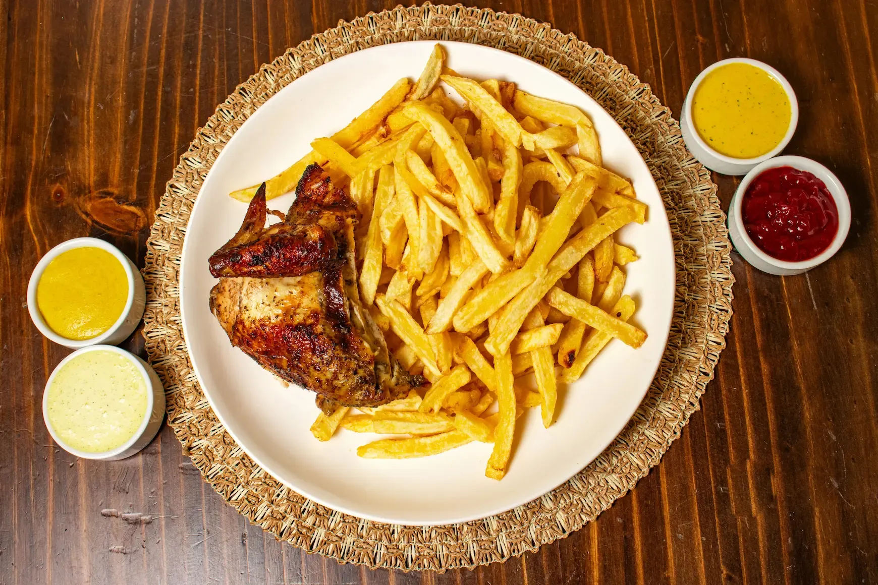 1/4 pollo + papas + cremas